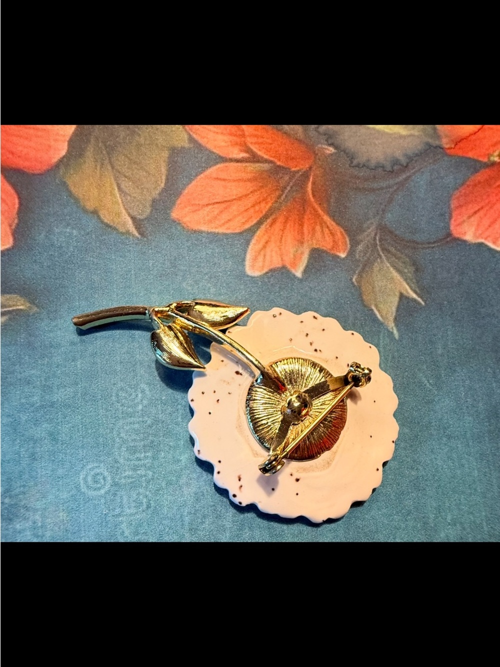 Floral Enamel Daisy Brooch Pin - White & Yellow - Picture 3 of 3